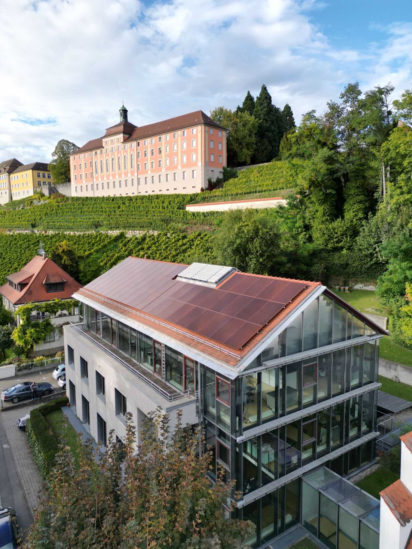 Rote Solarmodule auf denkmalgeschütztem Gebäude in Überlingen – Bild 4