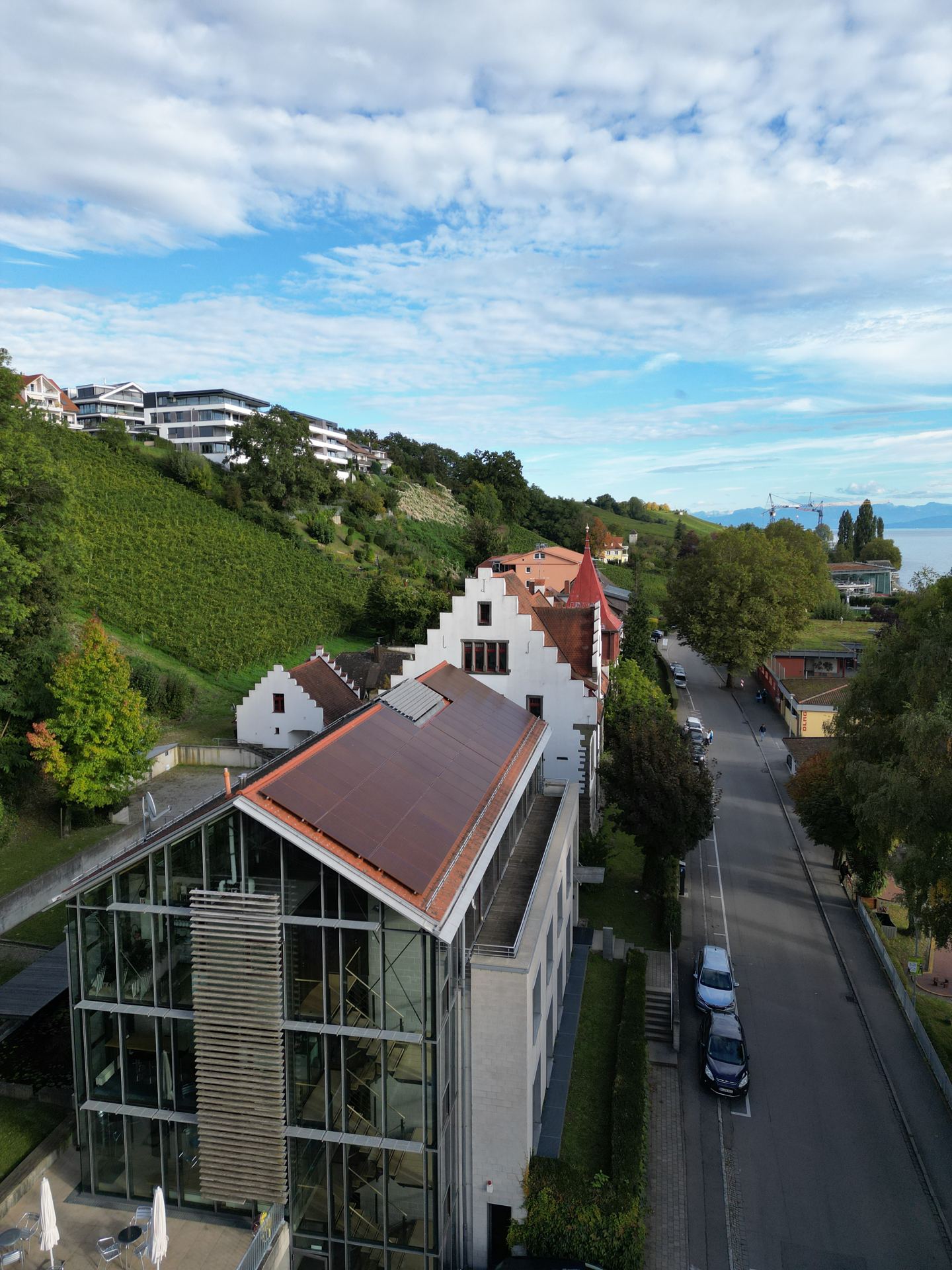 Rote Solarmodule auf denkmalgeschütztem Gebäude in Überlingen – Bild 3