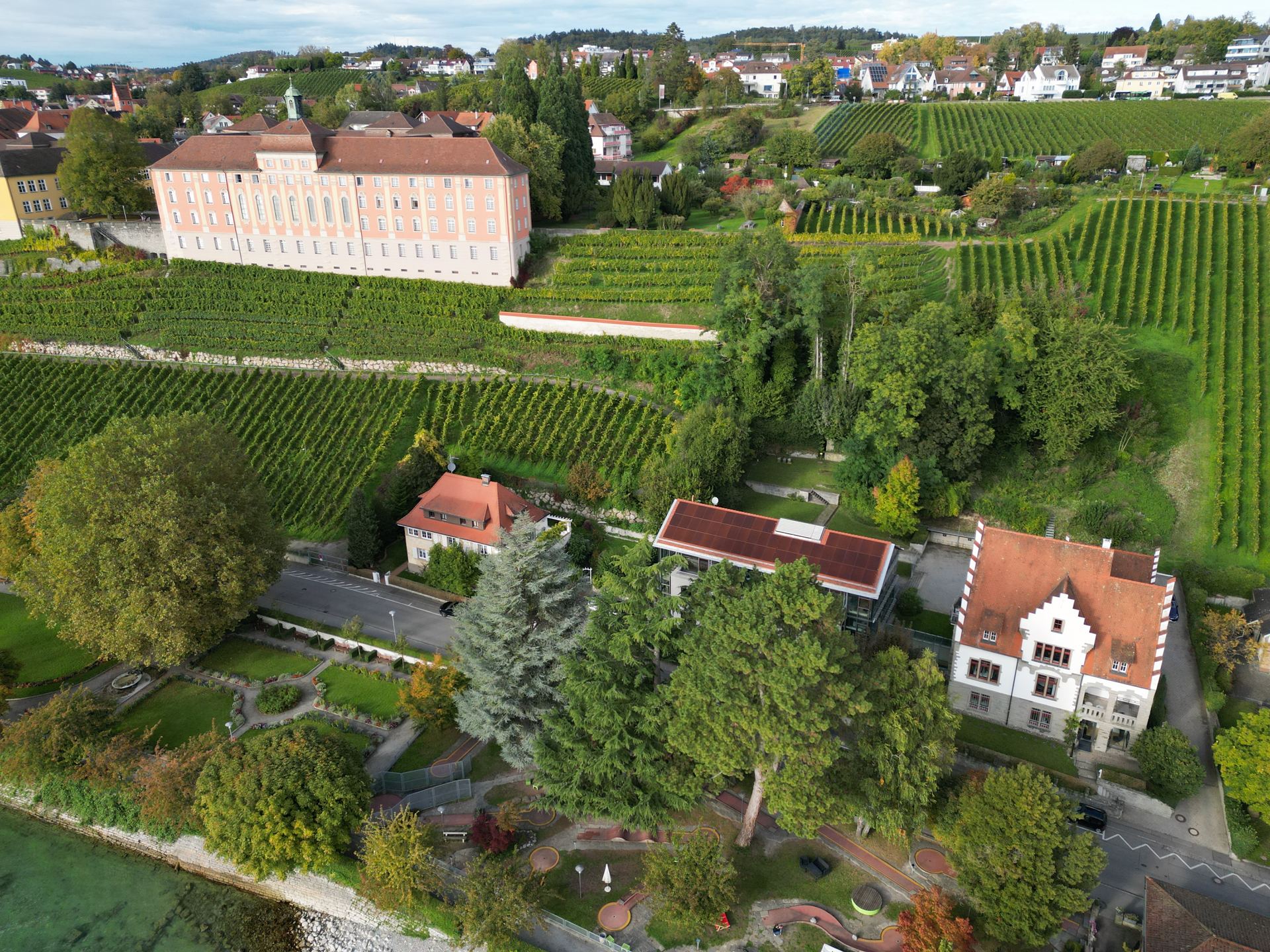 Rote Solarmodule auf denkmalgeschütztem Gebäude in Überlingen – Bild 2