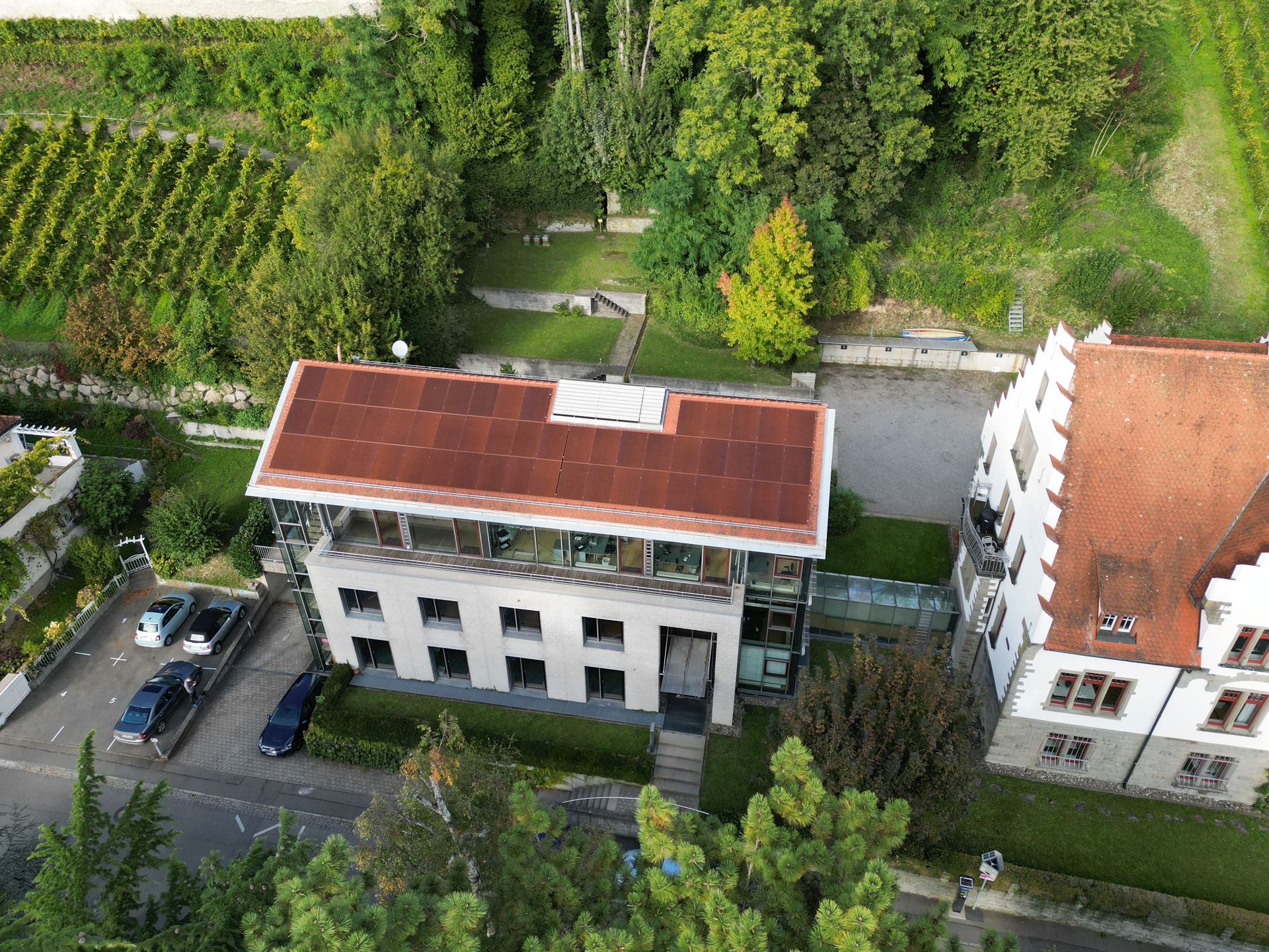 Rote Solarmodule auf denkmalgeschütztem Gebäude in Überlingen